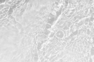 blanco agua con ondas en el superficie. desenfocar borroso transparente blanco de colores claro calma agua superficie textura con salpicaduras y burbujas agua olas con brillante modelo textura antecedentes. foto