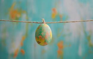 ai generado Pascua de Resurrección huevo con papel en tendedero en azul antecedentes foto