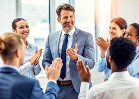 ai generado jefe agradeciendo contento empleado, aplausos de colegas foto