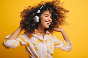 ai generado niña con auriculares bailando en amarillo fondo, ligero verde y marrón foto