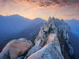 ver desde ulsanbawi rock pico en puesta de sol. seoraksan nacional parque, sur corea foto