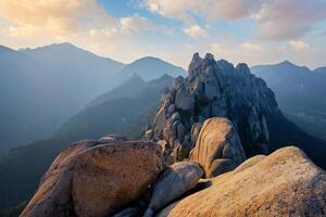 ver desde ulsanbawi rock pico en puesta de sol. seoraksan nacional parque, sur corea foto