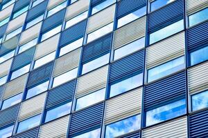 moderno edificio fachada con viudas cerca arriba foto