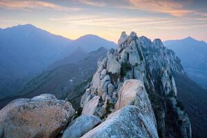 ver desde ulsanbawi rock pico en puesta de sol. seoraksan nacional parque, sur corea foto