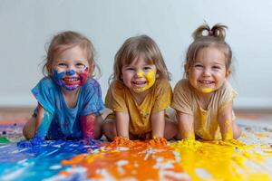 ai generado pequeño niños manchado en pintar jugando en el piso foto