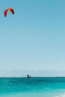 un hombre parapente en le morne playa, mauricio, indio Oceano en el isla de Mauricio foto