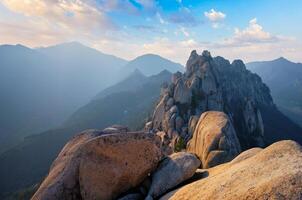 ver desde ulsanbawi rock pico en puesta de sol. seoraksan nacional parque, sur corea foto