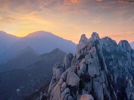 ver desde ulsanbawi rock pico en puesta de sol. seoraksan nacional parque, sur corea foto