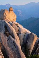 ver desde ulsanbawi rock pico en puesta de sol. seoraksan nacional parque, sur corea foto