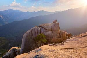 ver desde ulsanbawi rock pico en puesta de sol. seoraksan nacional parque, sur corea foto