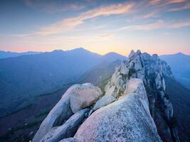 ver desde ulsanbawi rock pico en puesta de sol. seoraksan nacional parque, sur corea foto