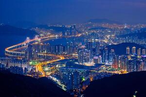 Busan paisaje urbano gwangan puente a noche foto