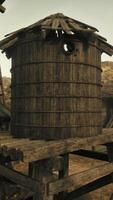 a Antiguidade de madeira construção com uma encantador água torre ao lado isto video