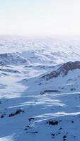 een met sneeuw bedekt berg reeks met majestueus pieken in de achtergrond video