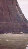 ein heiter Berg Landschaft reflektiert im ein Ruhe Körper von Wasser video