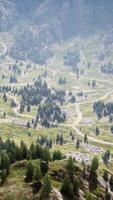 en serpentin berg väg omgiven förbi hisnande landskap video