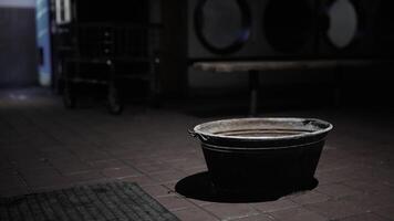 uma balde sentado em a terra dentro uma Sombrio quarto video