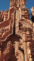un' meravigliosamente decorato tempio con intricato statue adornare il muri video