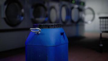 un azul jarra sentado en frente de un apilar de secadoras video