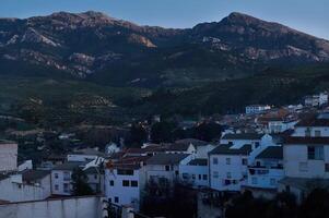 blanco casas en el montañas a puesta de sol. quesada. jaén. Andalucía. España foto