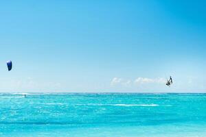 un hombre parapente en le morne playa, mauricio, indio Oceano en el isla de Mauricio foto
