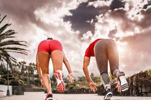 atlético amigos haciendo corriendo resistencia deporte ejercicios al aire libre - deportivo motivado personas haciendo pique rutina de ejercicio sesión - concepto de aptitud y sano estilo de vida foto