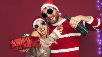 contento loco Pareja aplausos con champán a Navidad fiesta - adolescente joven personas teniendo divertido Bebiendo y celebrando Navidad Días festivos - concepto de milenario, amar, fest y juventud estilo de vida foto