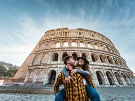 contento joven romántico Pareja teniendo divertido juntos en Roma coliseo - amor relación y viaje estilo de vida concepto foto