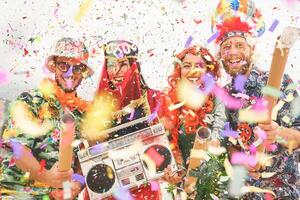 contento amigos celebrando carnaval fiesta evento al aire libre - joven loco personas teniendo divertido vistiendo disfraces escuchando música con Clásico boombox estéreo - juventud Días festivos cultura estilo de vida concepto foto