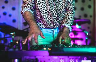 DJ mezcla sonido música en casa grabación estudio - juventud deejay estilo de vida entretenimiento concepto foto