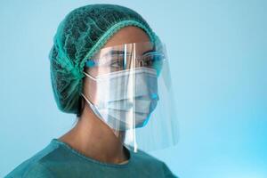 joven hembra médico vistiendo personal protector equipo durante corona virus pandemia - salud cuidado trabajador concepto foto