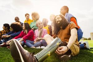 multi étnico grupo teniendo divertido en un público parque - amputado hombre cuelga fuera con su amigos al aire libre - amistad y diversidad concepto foto