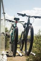 bicicletas son montado en el casa rodante. el concepto de viaje foto
