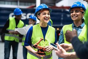 equipo de ingenieros trabajando en robótico fábrica - tecnología industria concepto foto