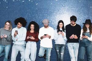 joven personas utilizando móvil teléfono inteligente en subterraneo tren estación - juventud milenario fanático a nuevo tecnología concepto foto