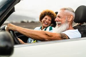 contento mayor Pareja teniendo divertido conducción en nuevo convertible coche - viaje personas estilo de vida concepto foto