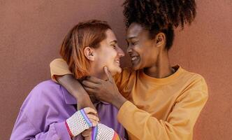 lesbiana Pareja teniendo oferta momentos al aire libre - lgbt y amor relación concepto foto