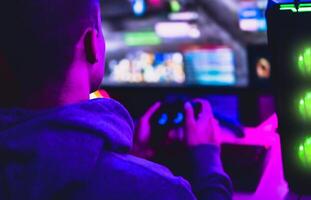 joven jugador jugando en línea vídeo juegos mientras transmisión en social medios de comunicación - juventud personas fanático a nuevo tecnología juego foto