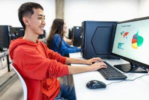 joven multirracial estudiantes tomando exámenes en alto colegio - educación y tecnología concepto foto