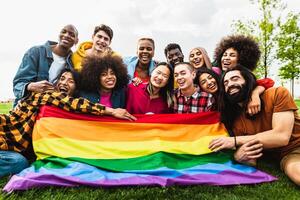 contento diverso joven amigos celebrando gay orgullo festival - lgbtq comunidad concepto foto