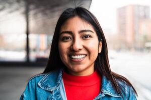 contento nativo americano joven mujer sonriente en cámara foto