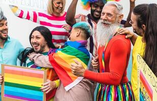 contento multirracial personas celebrando gay orgullo evento - grupo de amigos con diferente años y carrera teniendo divertido durante lgbt evento foto