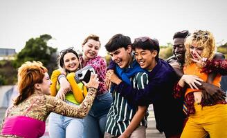 contento joven diverso amigos teniendo divertido con antiguo Clásico vídeo cámara al aire libre - juventud personas milenario Generacion concepto foto