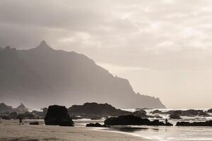 personas en el arenoso playa de benijo en el isla de tenerife.españa foto