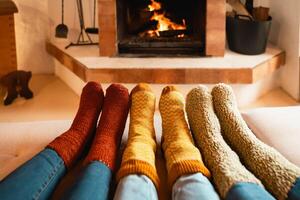 de cerca piernas de mujer vistiendo calentar calcetines en frente de hogar - invierno temporada concepto foto