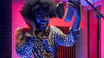 joven profesional afro cantante grabación un nuevo canción álbum dentro música producción estudio foto