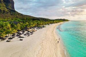 ver desde el altura de el isla de Mauricio en el indio Oceano y el playa de le morne-brabante y el familia en el playa foto