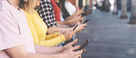 grupo amigos utilizando móvil teléfonos inteligentes al aire libre - milenario joven personas fanático a nuevo tecnología tendencias aplicaciones - juventud social Generacion estilo de vida concepto foto