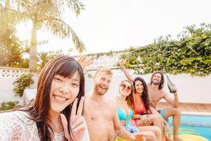 contento amigos haciendo piscina fiesta tomando selfie con móvil teléfono inteligente - joven milenario personas teniendo divertido en exclusivo verano tropical vacaciones - amistad, tecnología, Días festivos y juventud estilo de vida concepto foto