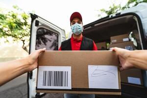 entrega hombre vistiendo cara protector máscara a evitar corona virus untado - joven Rápido mensajero trabajando durante coronavirus brote - entregar y en línea comprando concepto foto